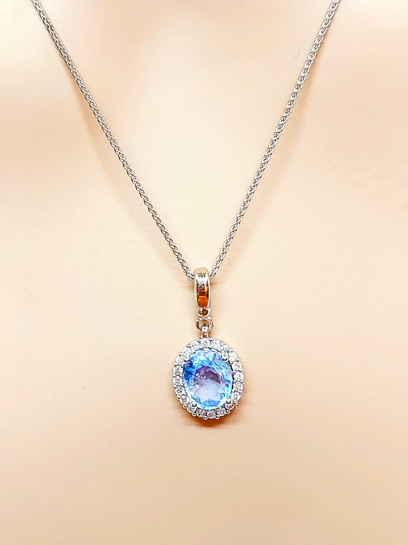 14k Oval Aquamarine Necklace