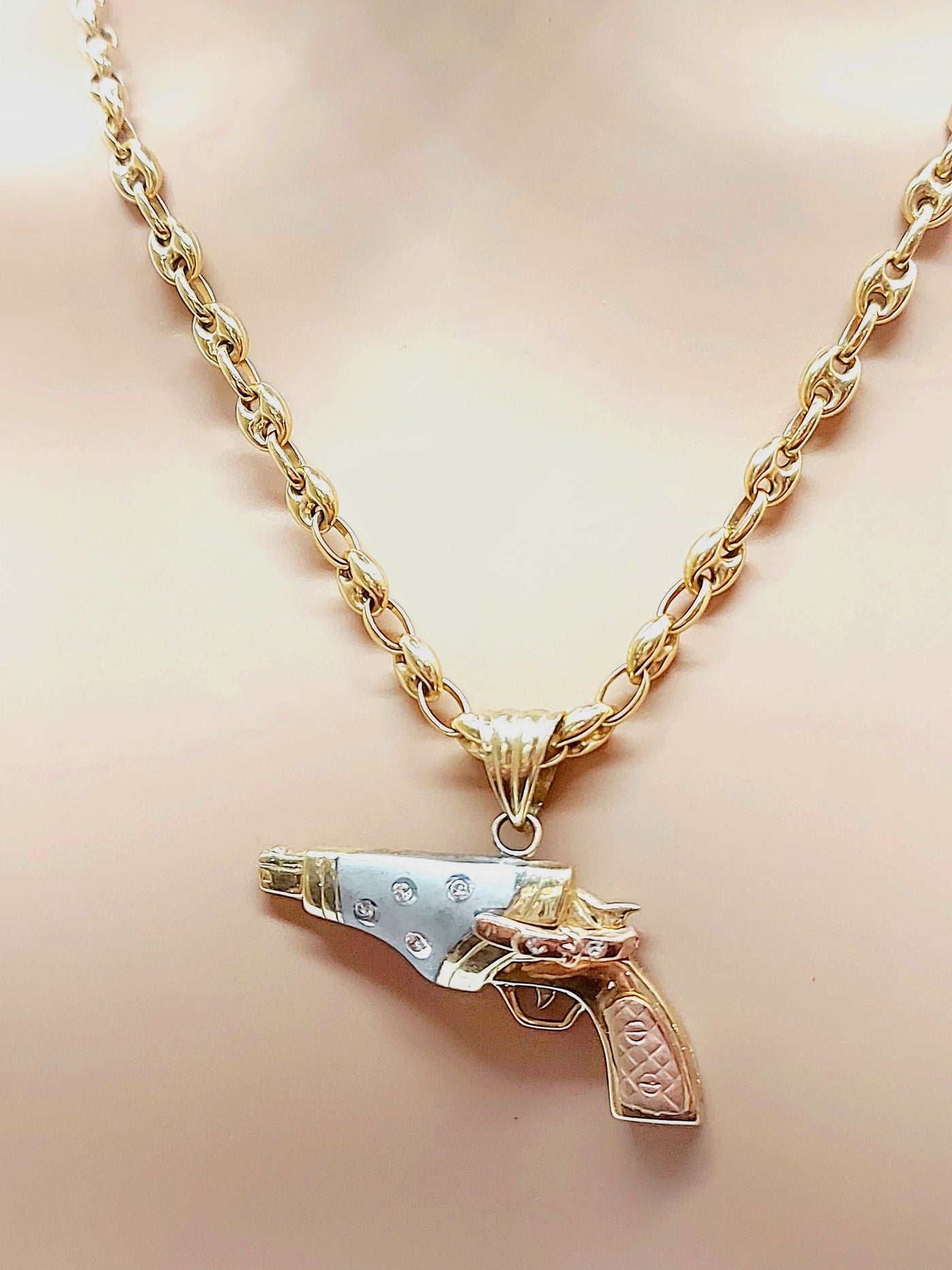 10k gold antique pistol pendant