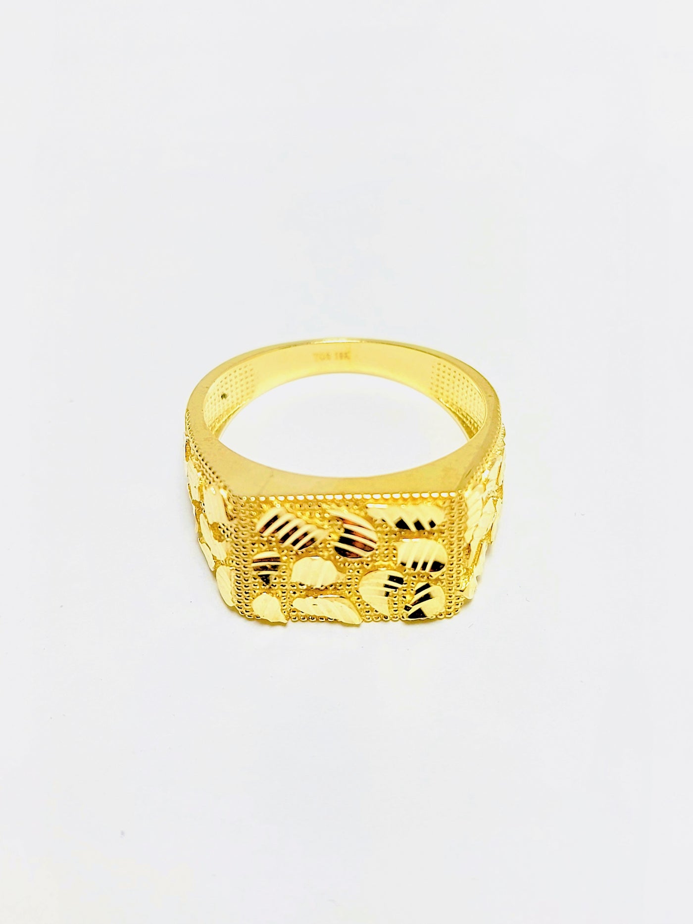 10k Gold Ring with diamond cut leaf designs