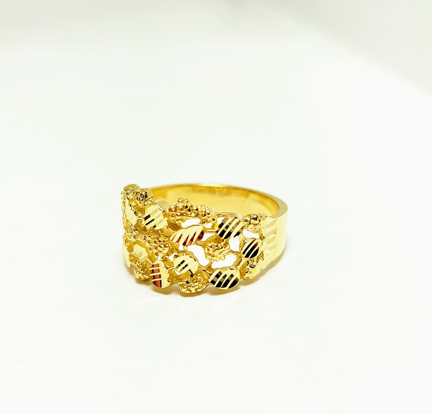 10k Gold ring with diamond cut design