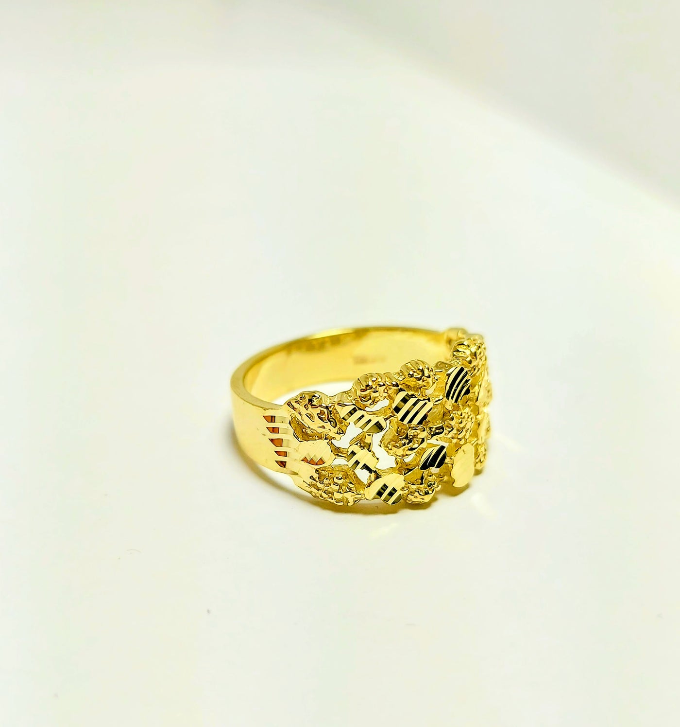 10k Gold ring with diamond cut design