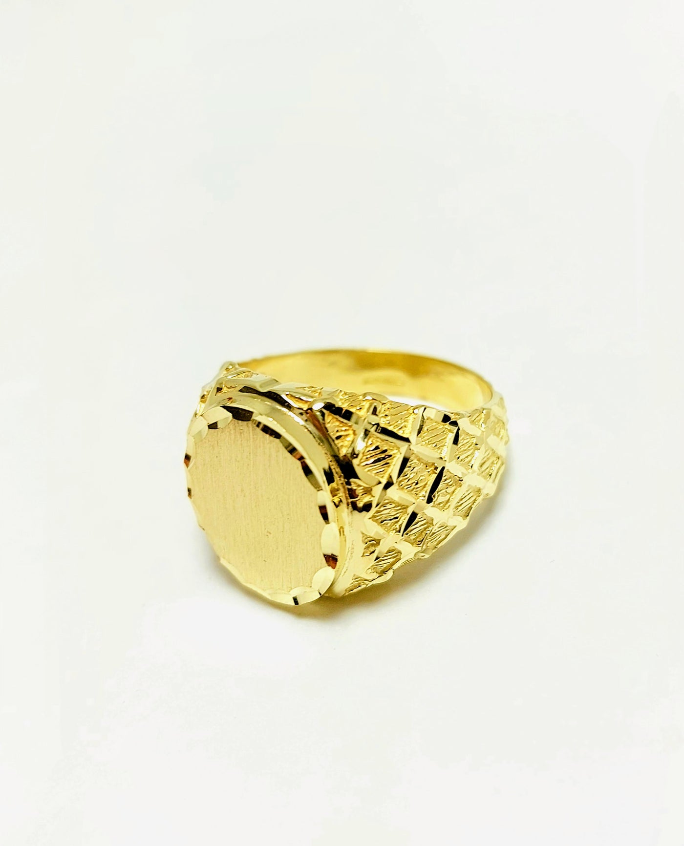 10k Gold Chevalière Ring with diamond cut