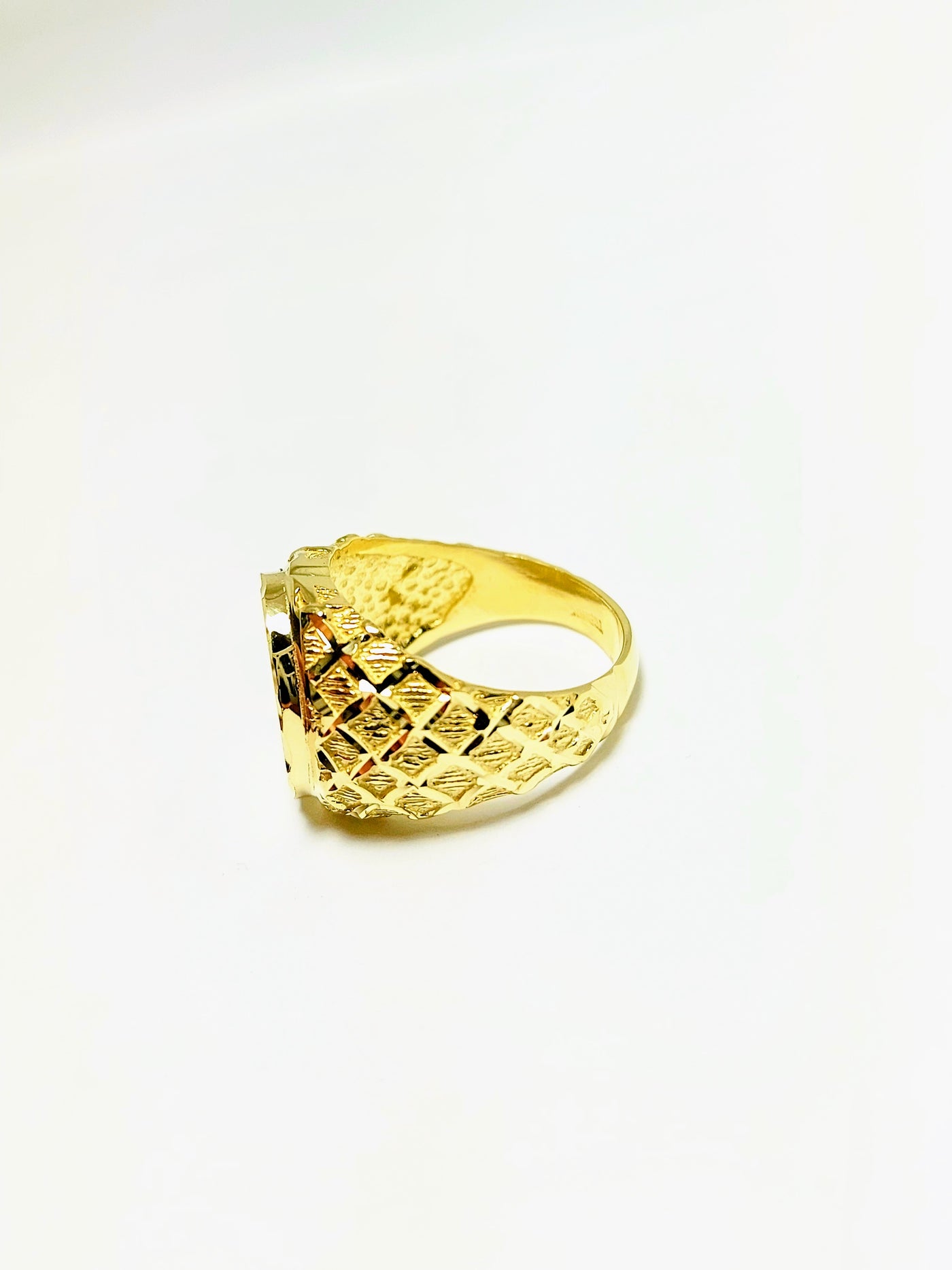 10k Gold Chevalière Ring with diamond cut