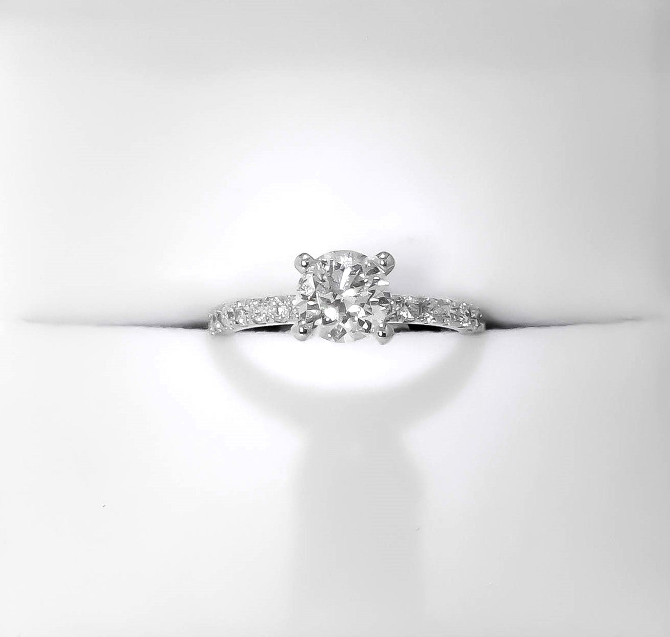 18k White Gold Solitaire Engagement Ring 1ct Round cut lab diamond