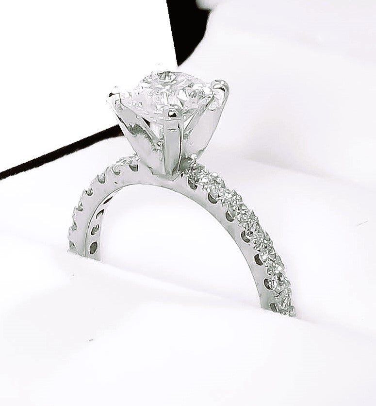 18k White Gold Solitaire Engagement Ring 1ct Round cut lab diamond