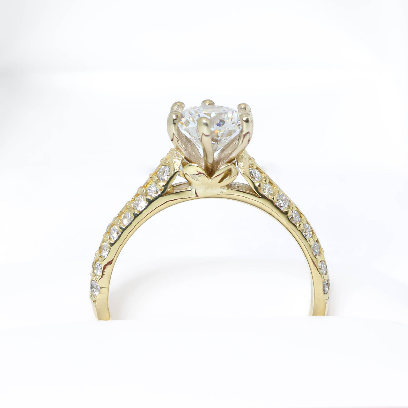 18k Gold Solitaire Engagement Ring with 1ct Round cut lab diamond