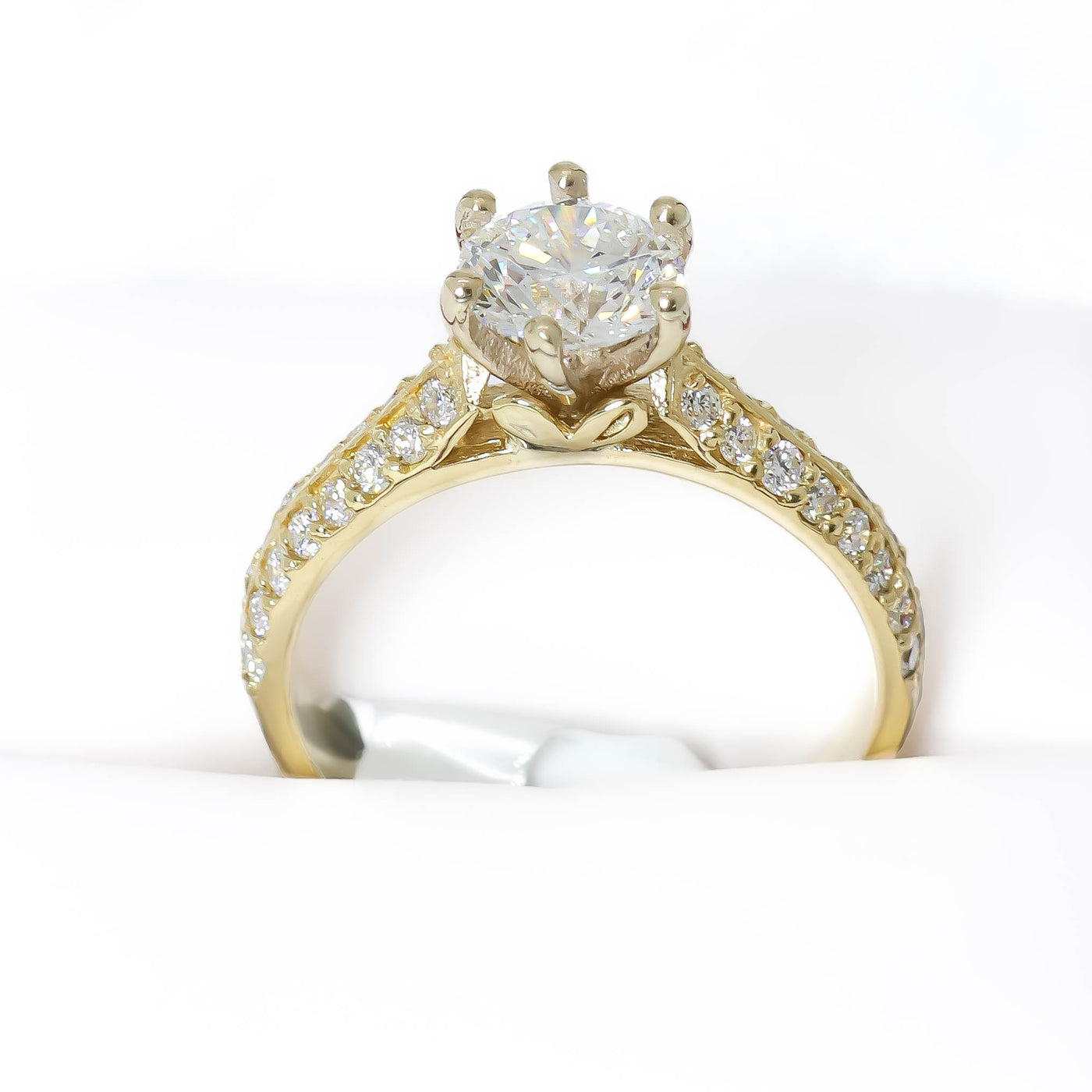 18k Gold Solitaire Engagement Ring with 1ct Round cut lab diamond