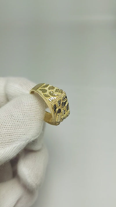 10k Gold Ring with diamond cut leaf designs