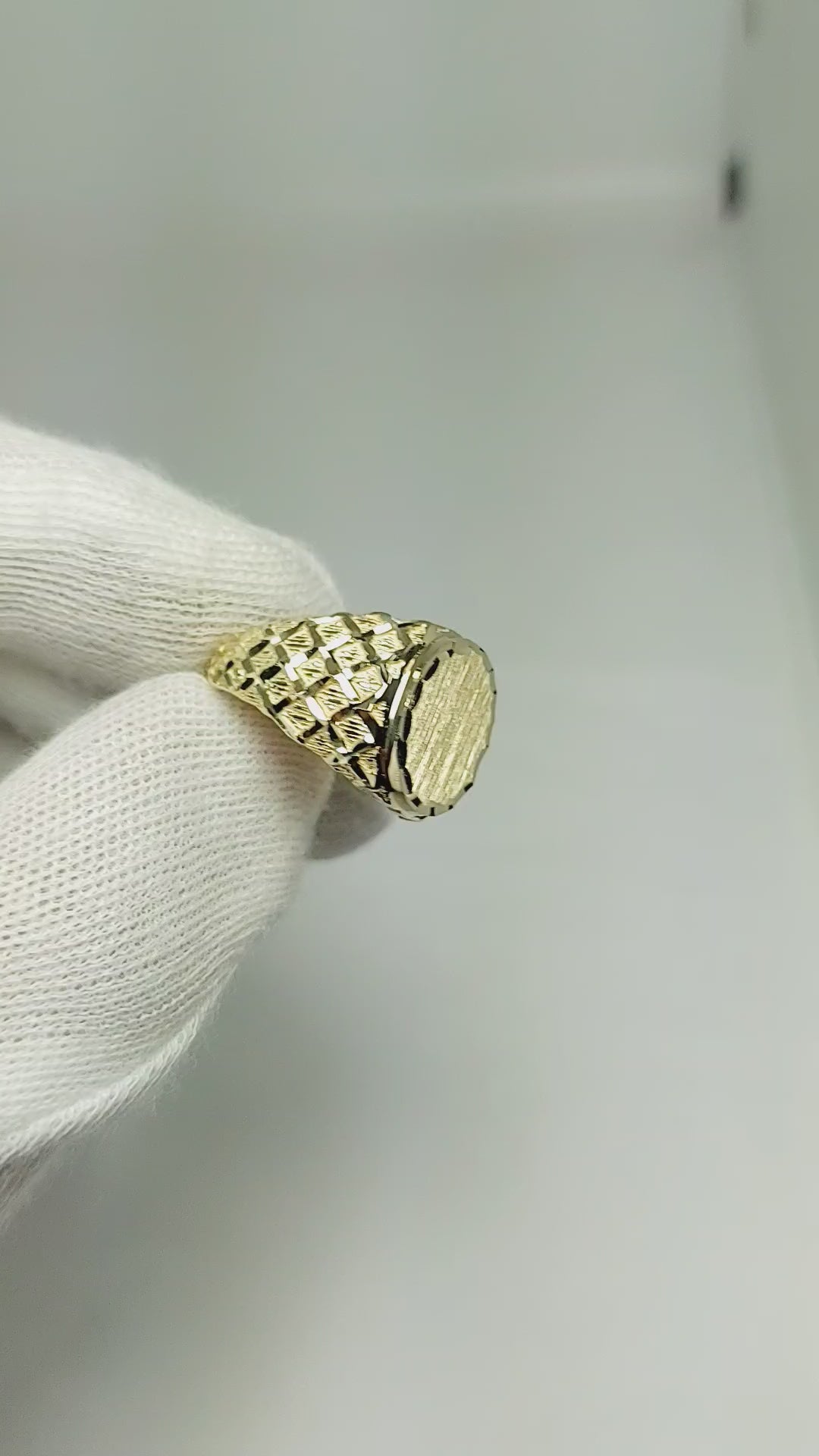 10k Gold Chevalière Ring with diamond cut