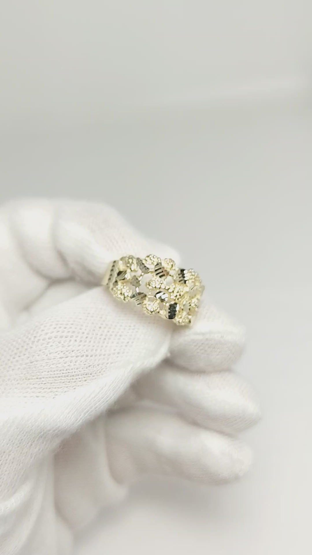 10k Gold ring with diamond cut design