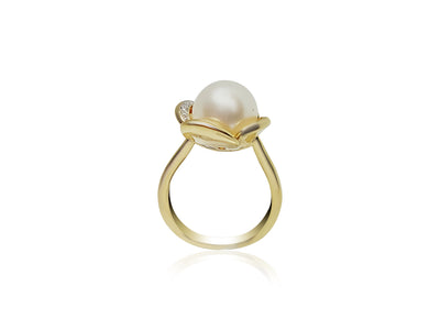 Gold Ring with Pearl and diamonds