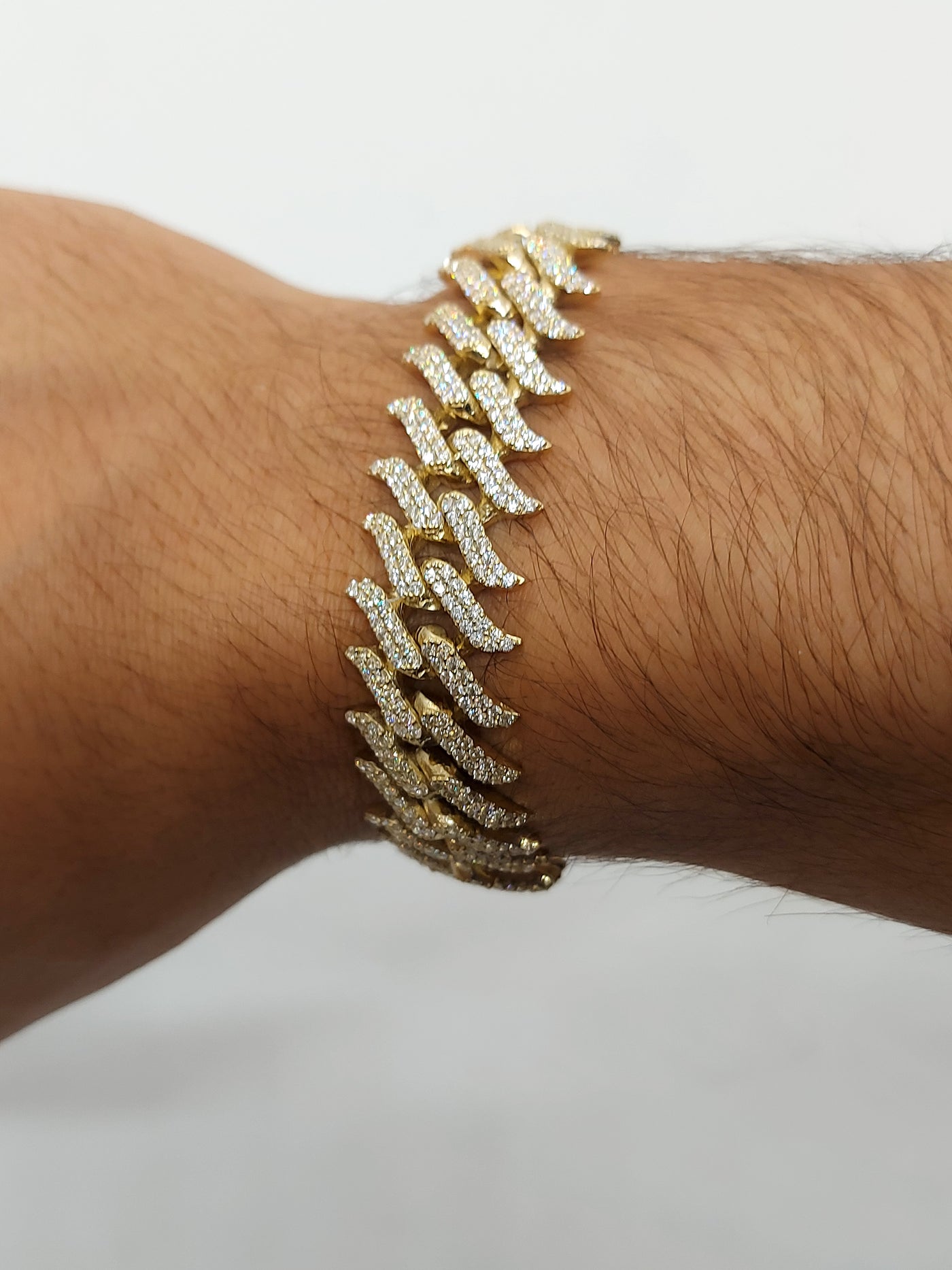 Unisex gold extremely shiny bracelet