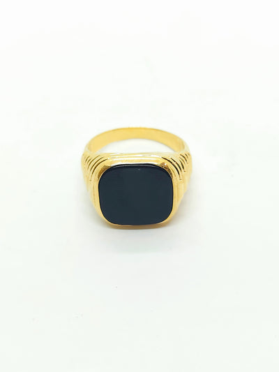 Gold men's ring with onyx stone