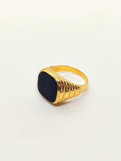 Gold men's ring with onyx stone