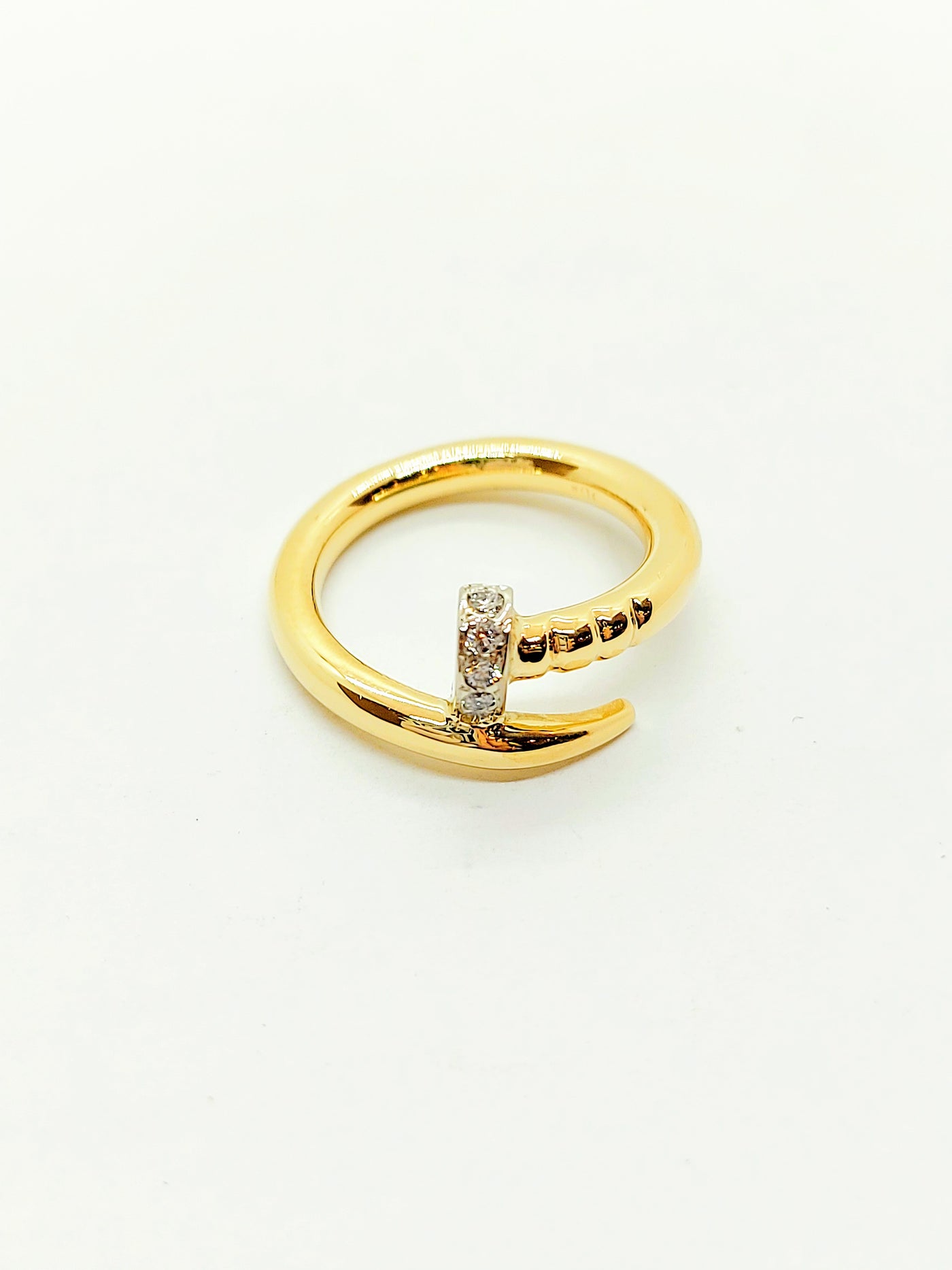 Solid gold clou ring with diamond